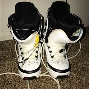 Snowboarding boots; burton